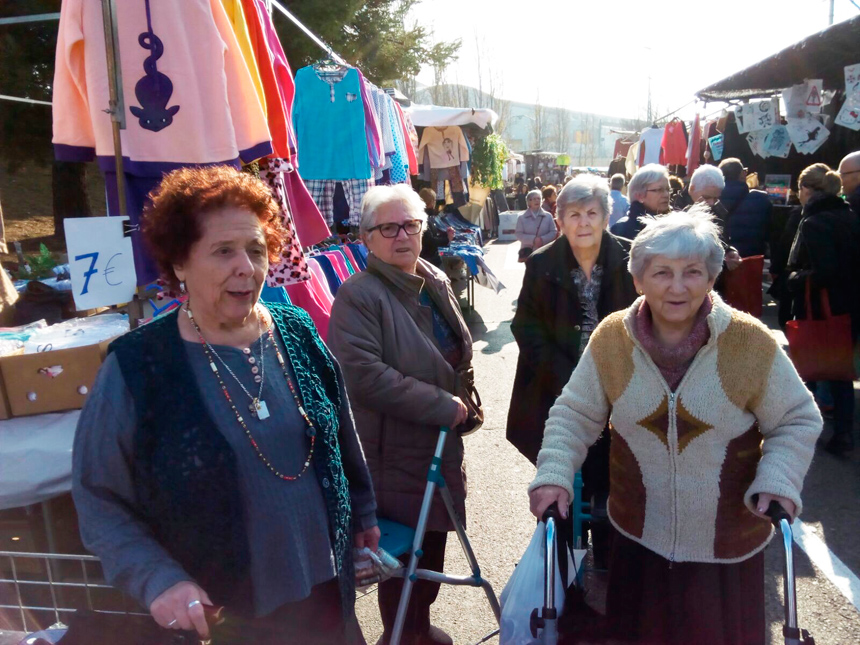 , Els residents de la Residència Rubí visiten el mercat setmanal de la ciutat