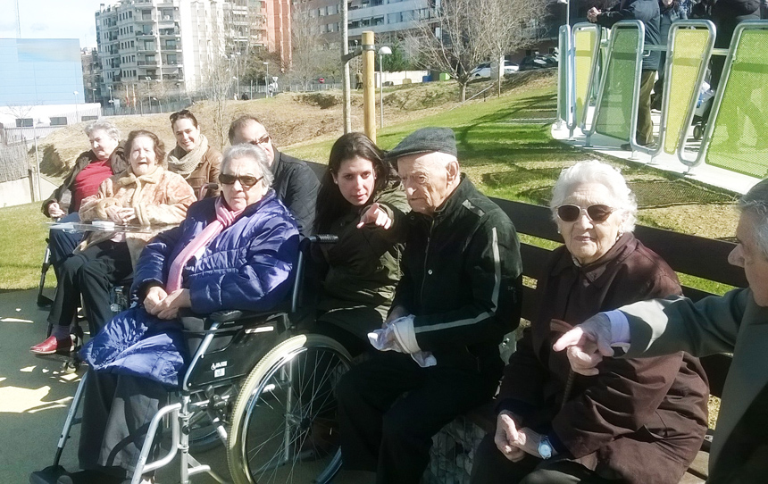 , Els residents de la Residència Rubí assisteixen a la inauguració al nou Parc de la Serreta