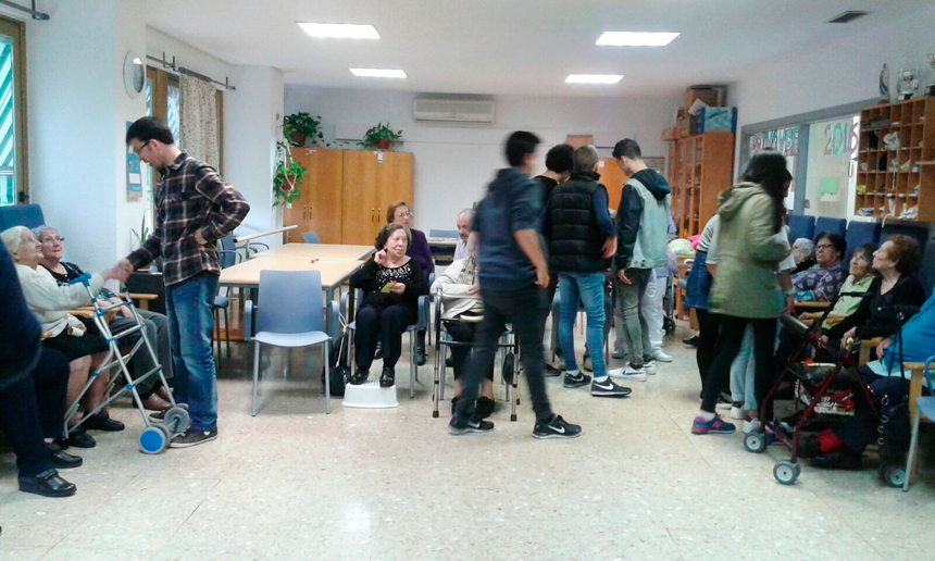 , Alumnes dels Escolapis de Sabadell reciten poesia al Centre de Dia Sabadell Centre