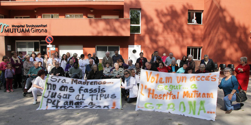 Girona. Concentració de protesta al centre sociosanitari Mutuam de Girona per protestar pels accessos. Sembla que volen tallar l'N-II.