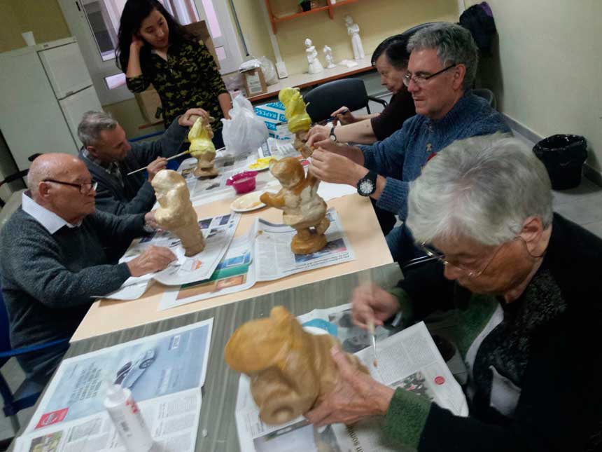 , La Residència Mutuam La Creueta per a gent gran (Sabadell) comença a preparar el Nadal, amb un taller de pintura creativa