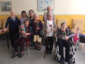 Les residents de la Residència Jaume Nualart estaven pletòriques amb les seves roses