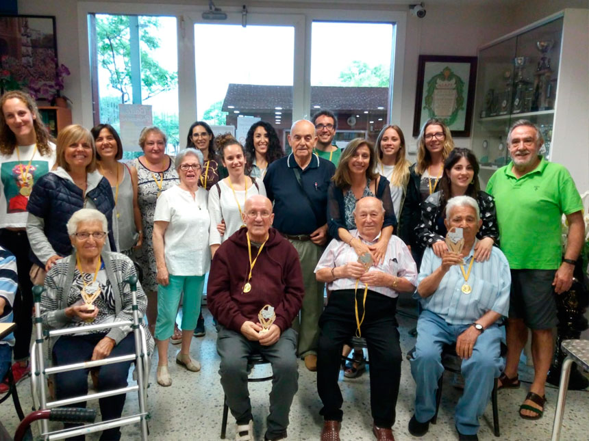 , Residents de Jaume Nualart participen en un campionat de dòmino interresidencial