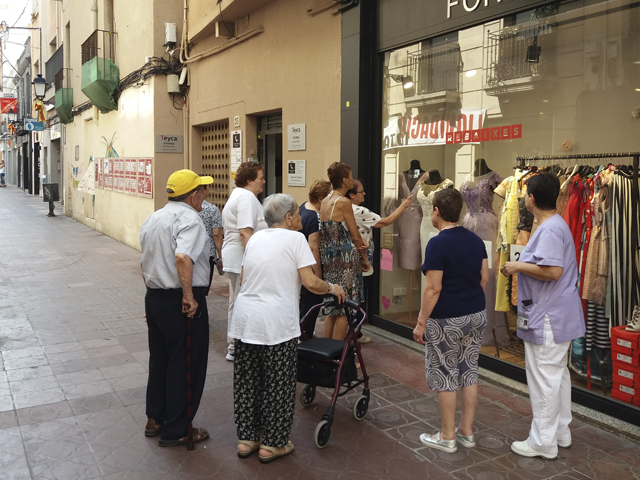 centres de dia Sabadell, Voluntaris de la Parròquia de Sant Feliu de passeig per Sabadell  amb els usuaris del centre de dia