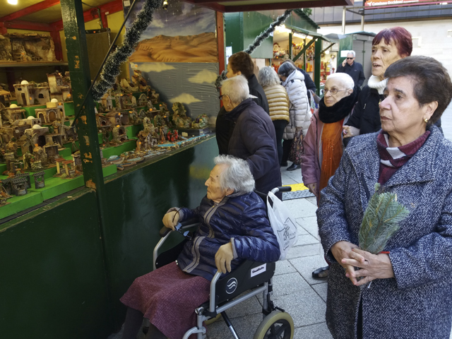 centres de dia gent gran sabadell, Els usuaris del Centre de Dia Sabadell Centre passegen per la fira de Santa Llúcia