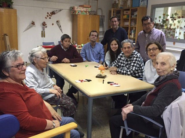 , Usuaris i familiars del Centre de Dia Sabadell Centre elaboren manualitats de Nadal