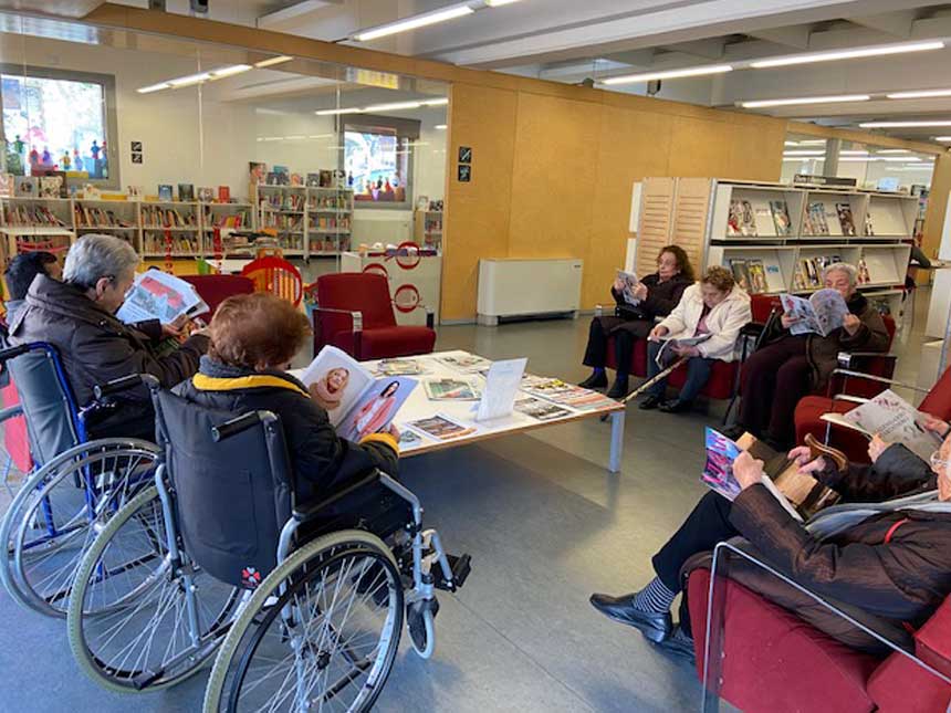 centre de dia de gent gran nou barris, Interessant visita a la Biblioteca Les Roquetes, dels usuaris del Centre de Dia Verdum