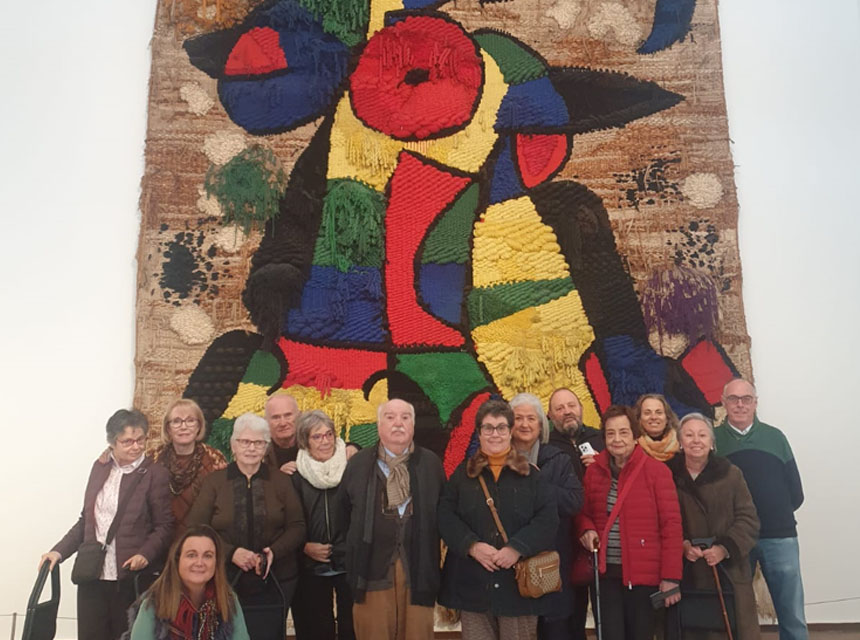 Visita Mutuam Activa Fundació Joan Miró, Els i les sèniors de Mutuam Activa admiren les obres de la Fundació Joan Miró