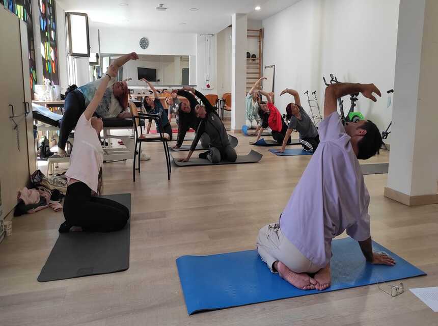 Equip professional Manresa taller ioga relaxació, L’equip professional de Mutuam Manresa inicia la setmana amb un taller de ioga i relaxació